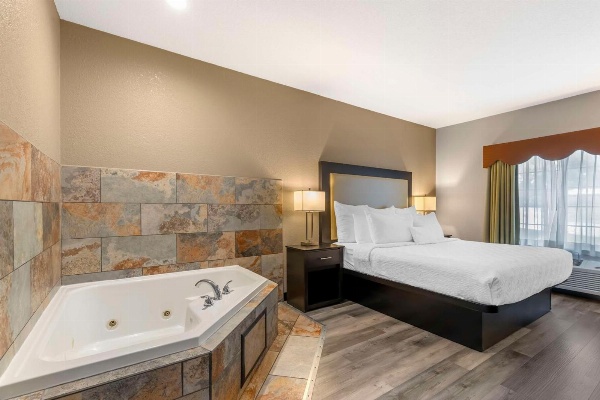 Best Western Plus Des Moines West Inn And Suites image 4